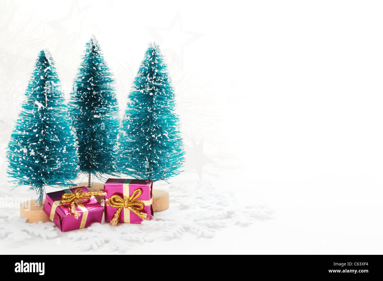 Miniatur-Weihnachtsbaum und Geschenke. Stockfoto