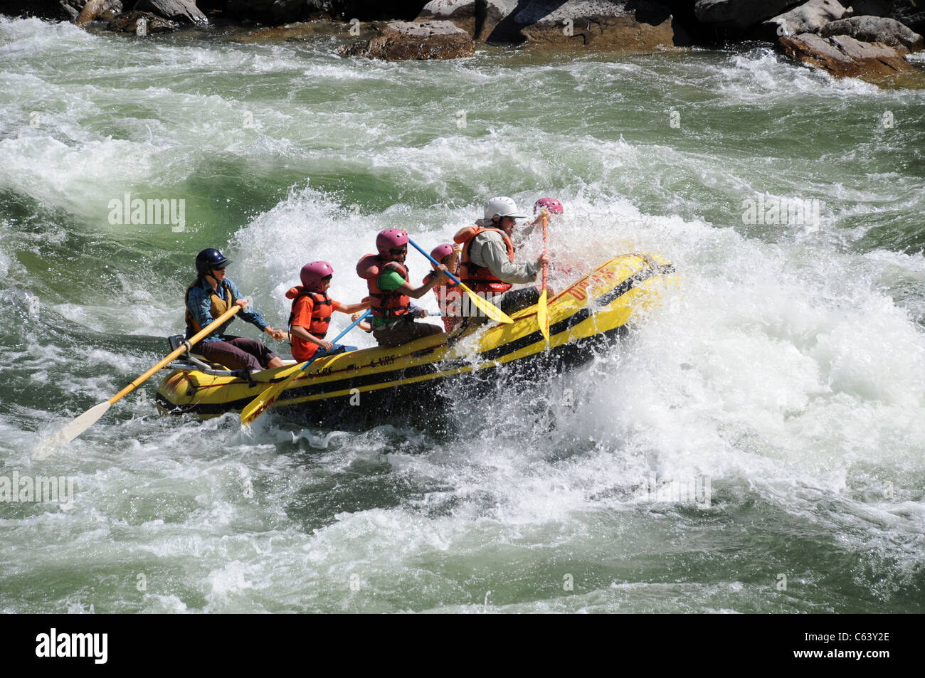 Schlauchboot Paddel mit Kindern und professionelle Ruderer mit O.A.R.S mit Essig Stromschnellen am Main Salmon River in Idaho Stockfoto