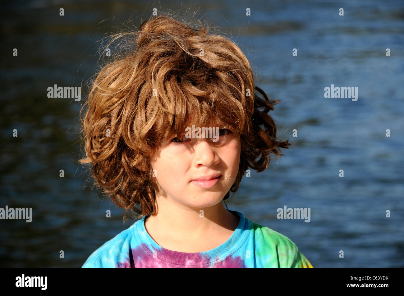 Kleiner Junge aufwachen am Salmon River rafting-Tour mit wilden zotteligen Auburn rote Haare Stockfoto