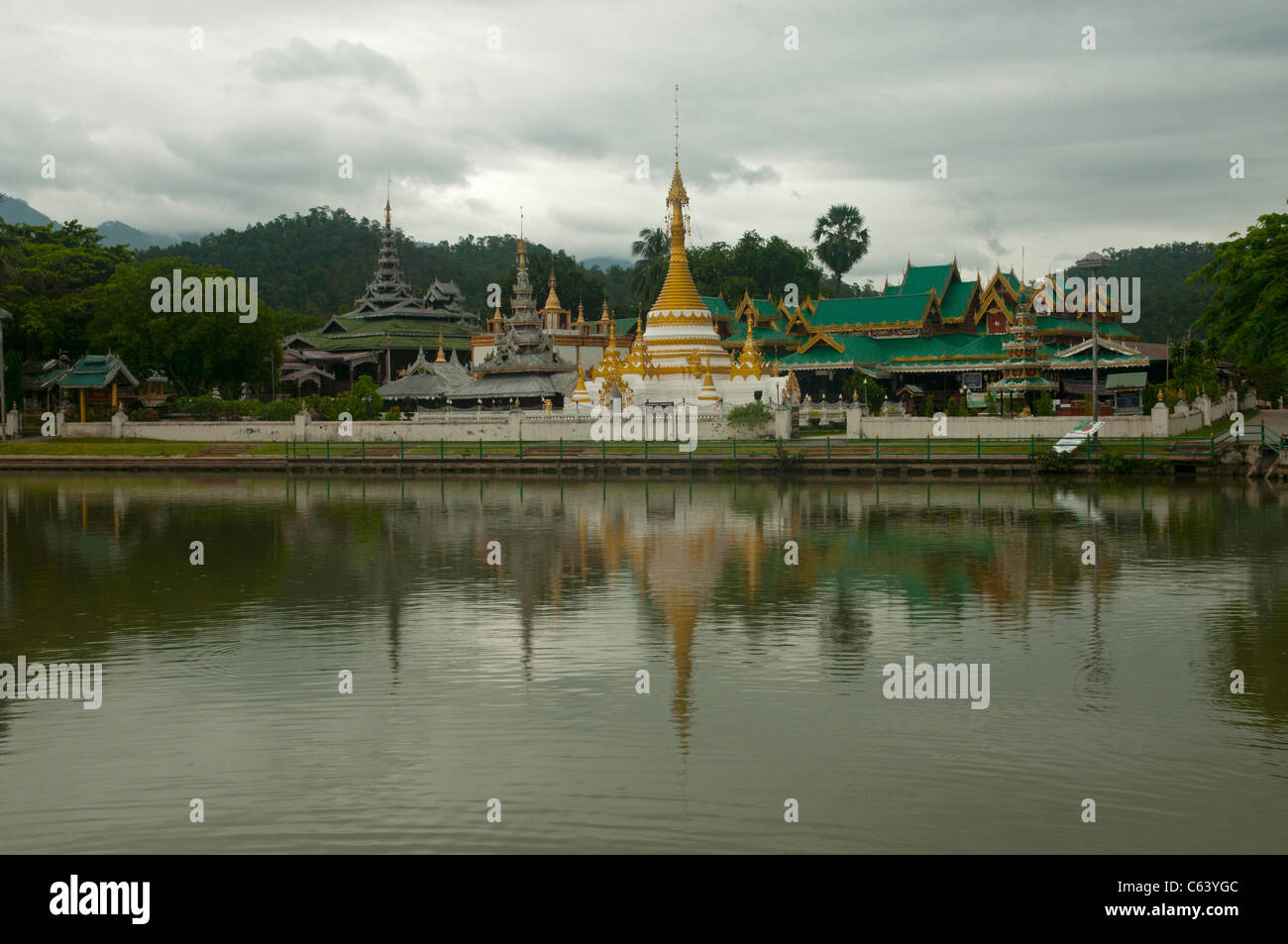 Blick über den See Wat Chong Kham in Mae Hong Son, Thailand Stockfoto