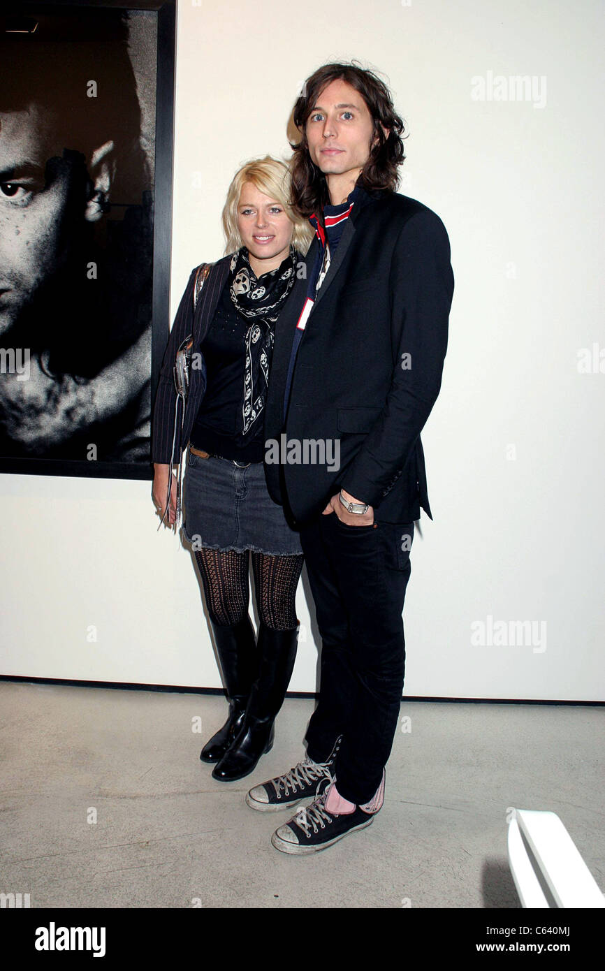 Amanda de Cadenet, Nick Valensi im Ankunftsbereich für Anton Corbijn-Foto-Ausstellung feiert 22 Jahre von U2, Stellan Holm Gallery, New York, NY, 9. Oktober 2005. Foto von: Rob Rich/Everett Collection Stockfoto