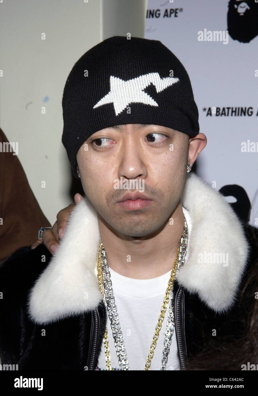 Nigo bei der Shop Eroffnung des Baden Ape New York NY 11. Januar 2005. Foto von David Blackman Everett Collection Stockfotografie Alamy