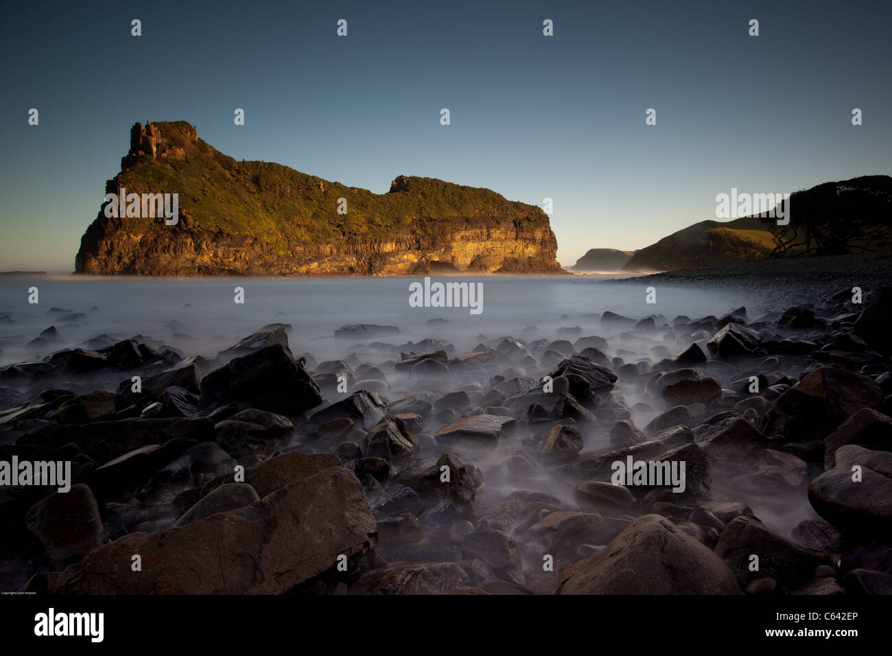 Landschaft Langzeitbelichtung mit milchigen Meer und Felsen Stockfoto