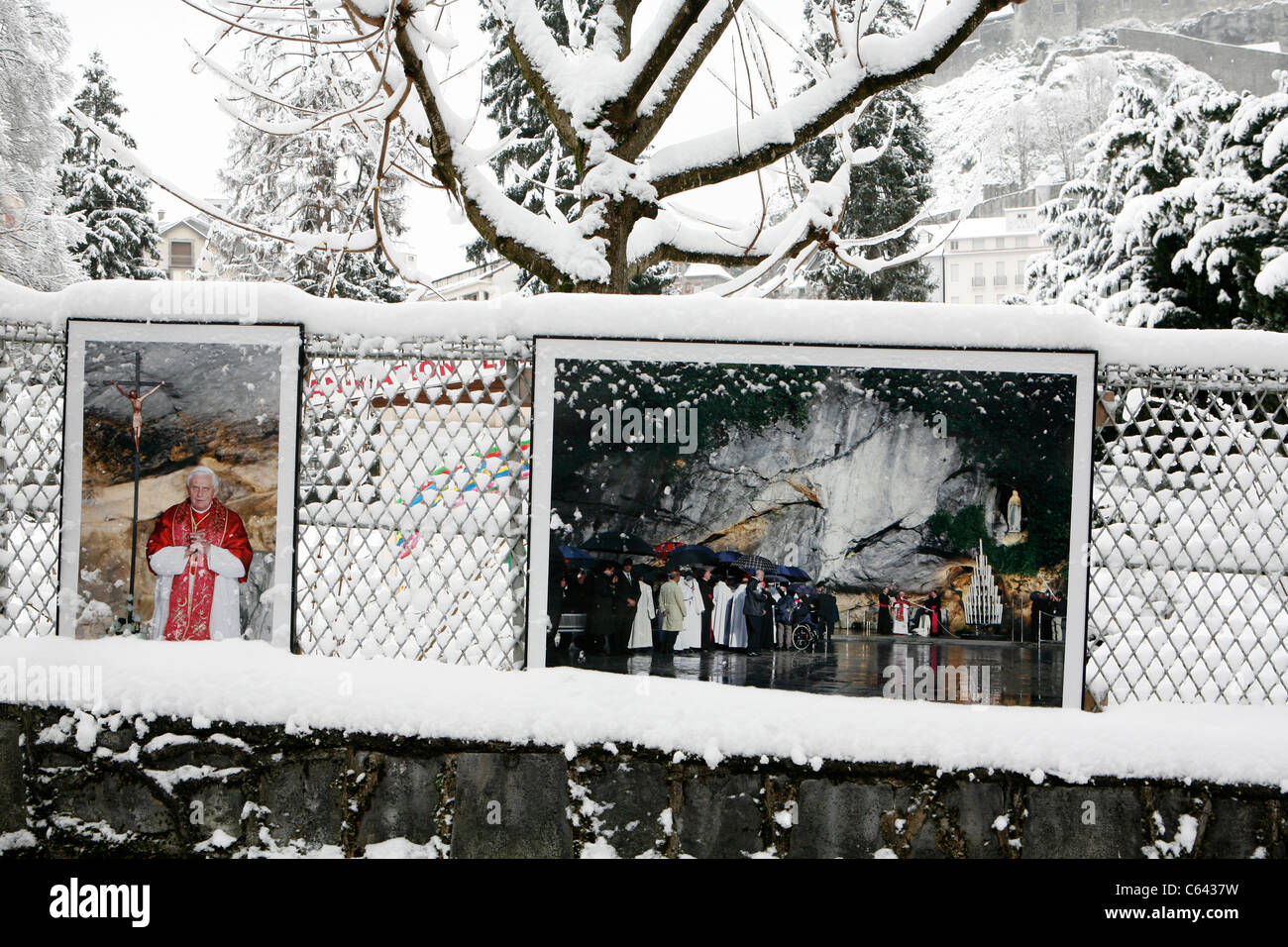 Lourdes im Winter: Foto-Ausstellung über Papst Benedict XVI das Heiligtum von Lourdes besuchen. Stockfoto