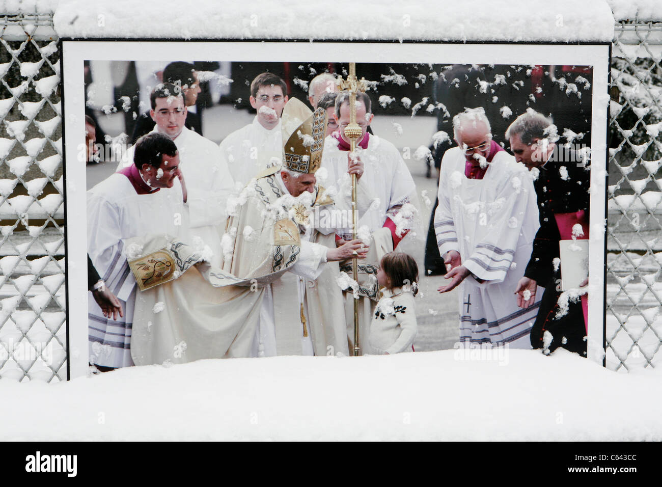 Lourdes im Winter: Foto-Ausstellung über Papst Benedict XVI das Heiligtum von Lourdes besuchen. Stockfoto