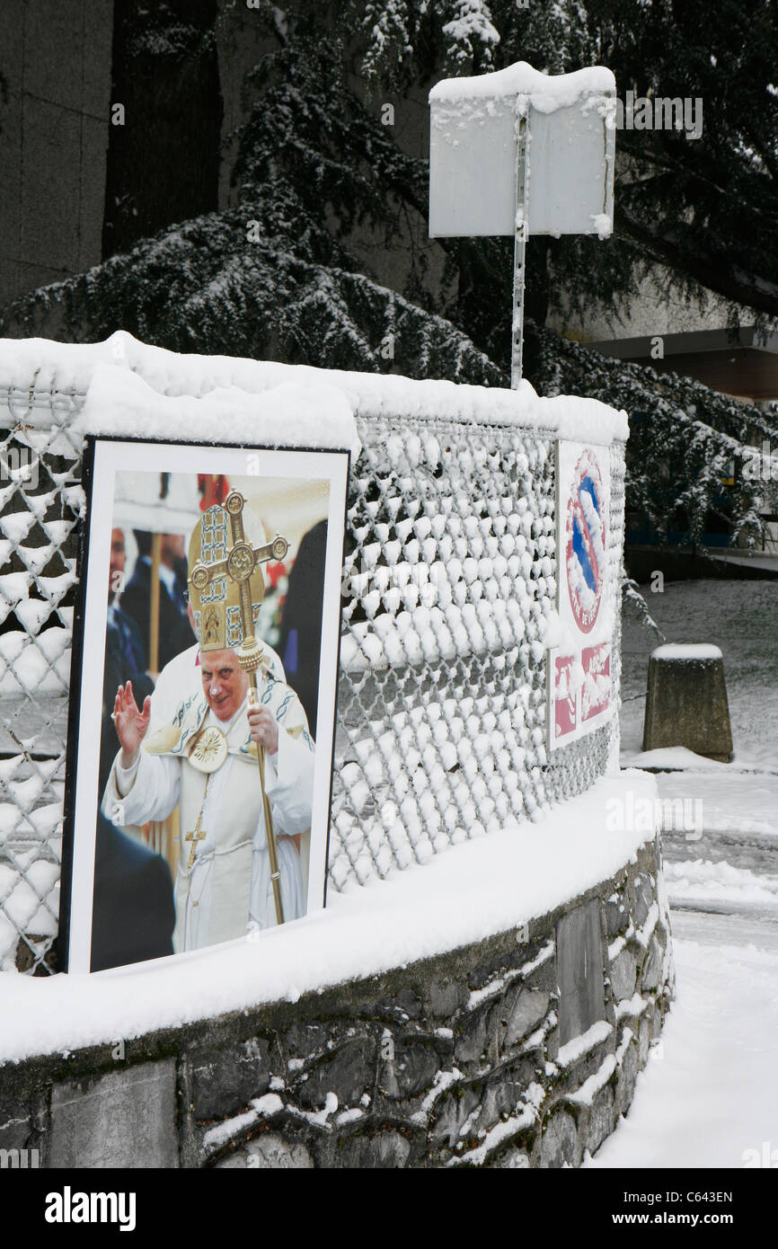 Lourdes im Winter: Foto-Ausstellung über Papst Benedict XVI das Heiligtum von Lourdes besuchen. Stockfoto