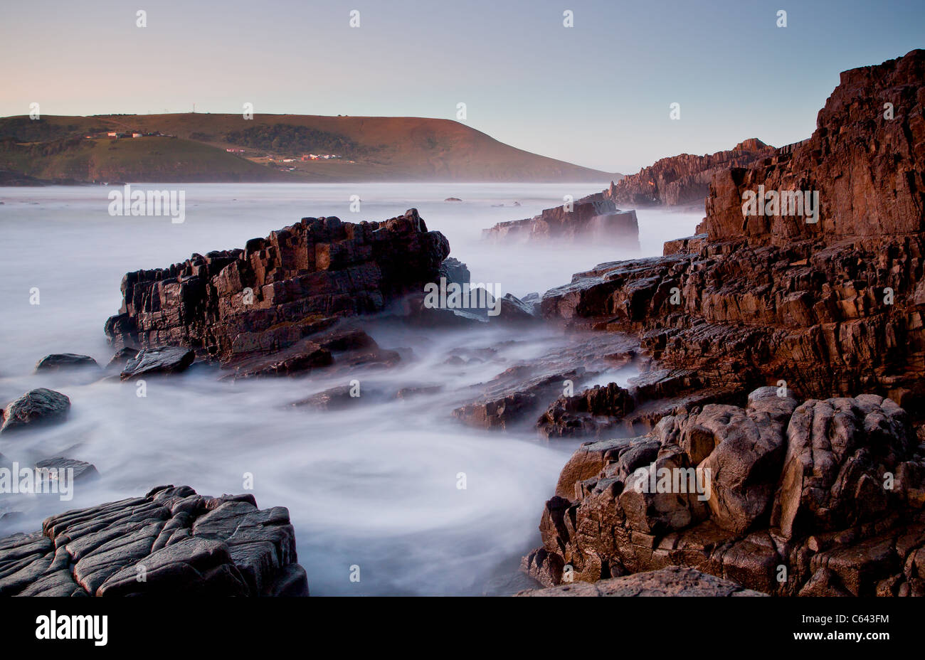 Landschaft Langzeitbelichtung mit milchigen Meer und Felsen Stockfoto