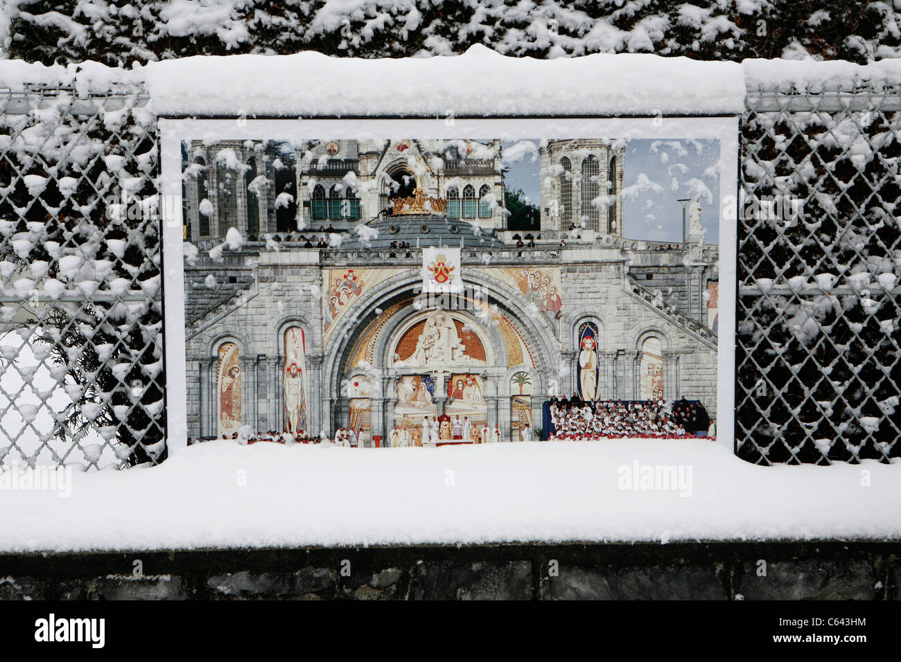 Lourdes im Winter: Foto-Ausstellung über Papst Benedict XVI das Heiligtum von Lourdes besuchen. Stockfoto