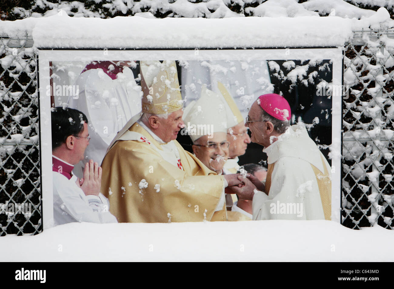 Lourdes im Winter: Foto-Ausstellung über Papst Benedict XVI das Heiligtum von Lourdes besuchen. Stockfoto