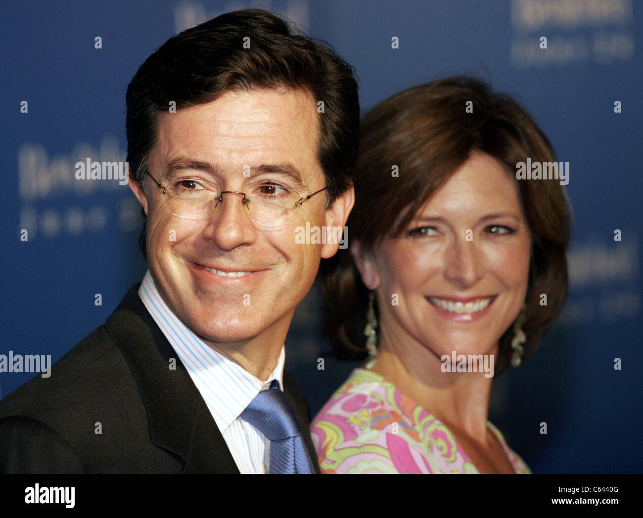 Stephen Colbert, Frau im Ankunftsbereich für verliebt in eine Hexe Weltpremiere, The Ziegfeld Theatre, New York, NY, 13. Juni 2005. Foto von: Fernando Leon/Everett Collection Stockfoto