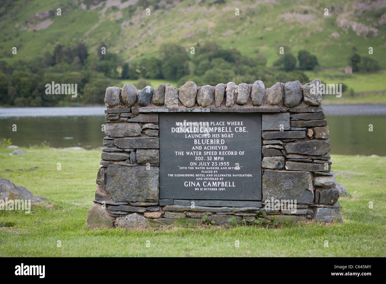 Gedenktafel für die Erreichung der Geschwindigkeits-Weltrekord der Wasser 202,32 mph von Donald Campbell CBE am 23. Juli 1955 Stockfoto
