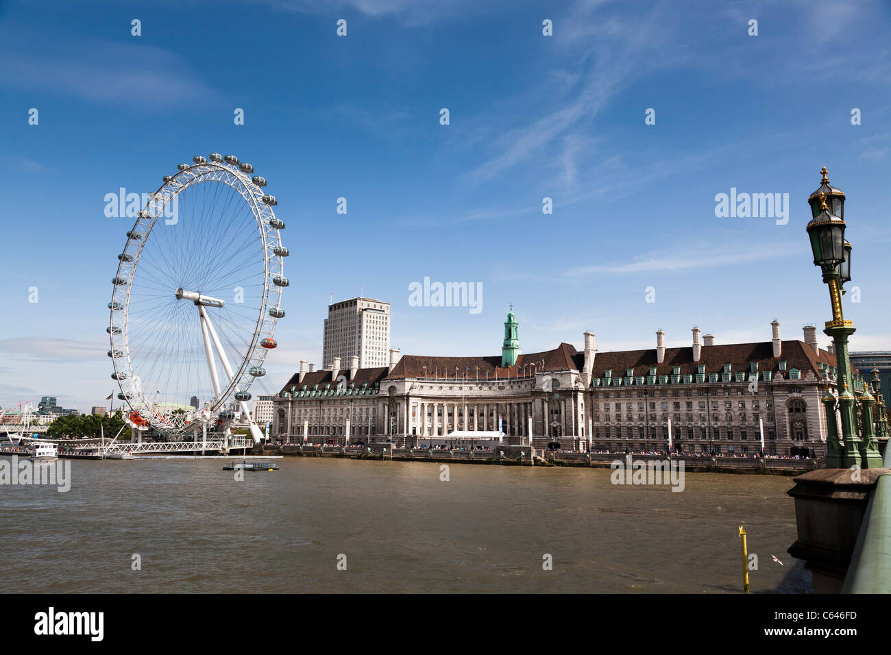 London Eye und County Hall an der Themse Stockfoto