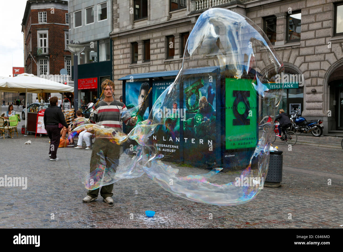 Junge Seifenblase Streetart-Künstler, riesige Seifenblasen auf der Fußgängerzone und shopping Straße Strøget in Kopenhagen Stockfoto