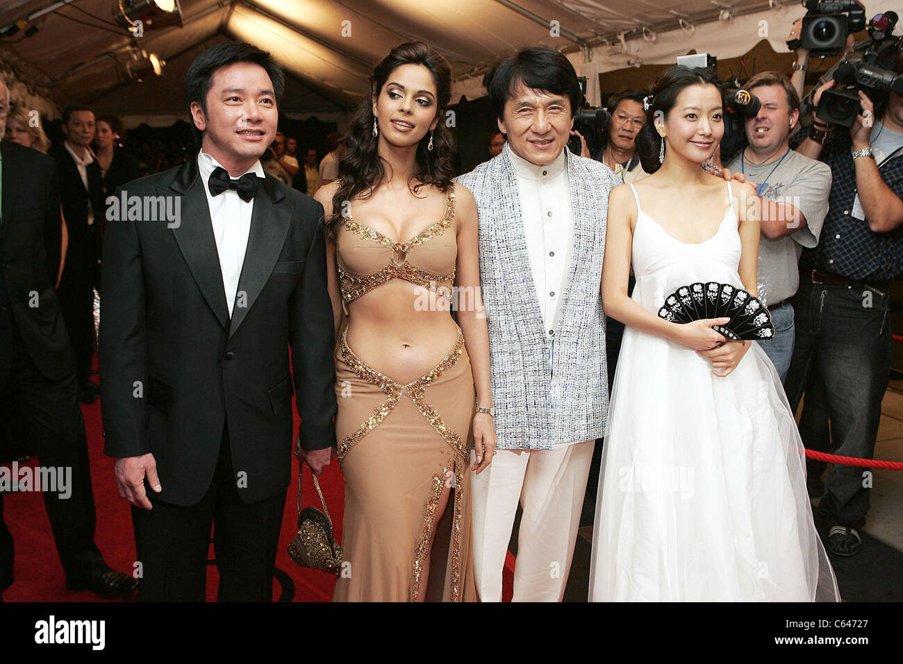 Jackie Chan, Stanley Tong, Mallika Sherawat, Kim Hee Seon im Ankunftsbereich für THE MYTH Premiere beim Toronto Film Festival, Roy Thompson Hall, Toronto, ON, 15. September 2005. Foto von: Malcolm Taylor/Everett Collection Stockfoto