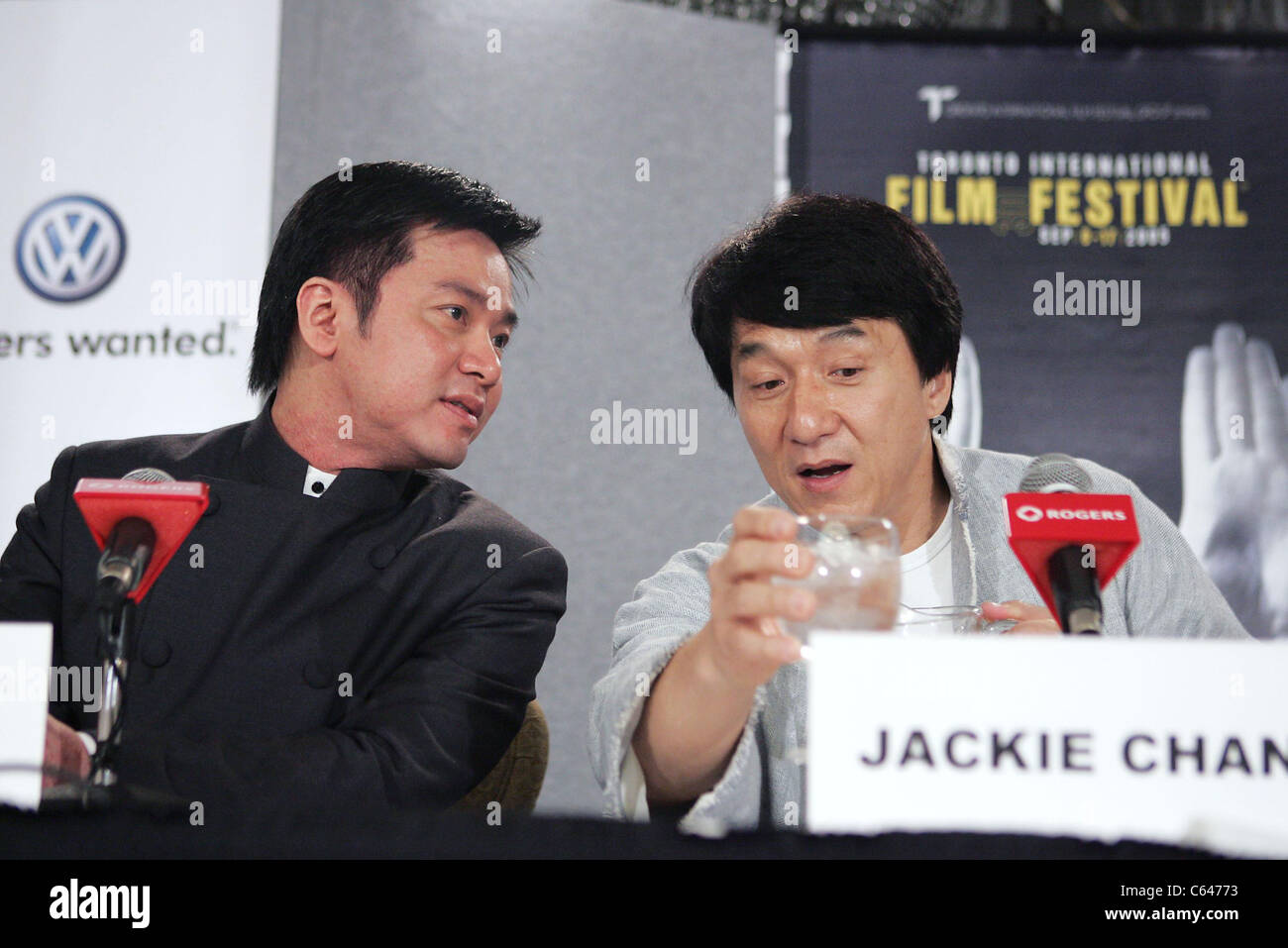 Stanley Tong, Jackie Chan bei der Pressekonferenz für THE MYTH Premiere beim Toronto Film Festival, Sutton Place Hotel, Toronto, ON, 15. September 2005. Foto von: Malcolm Taylor/Everett Collection Stockfoto