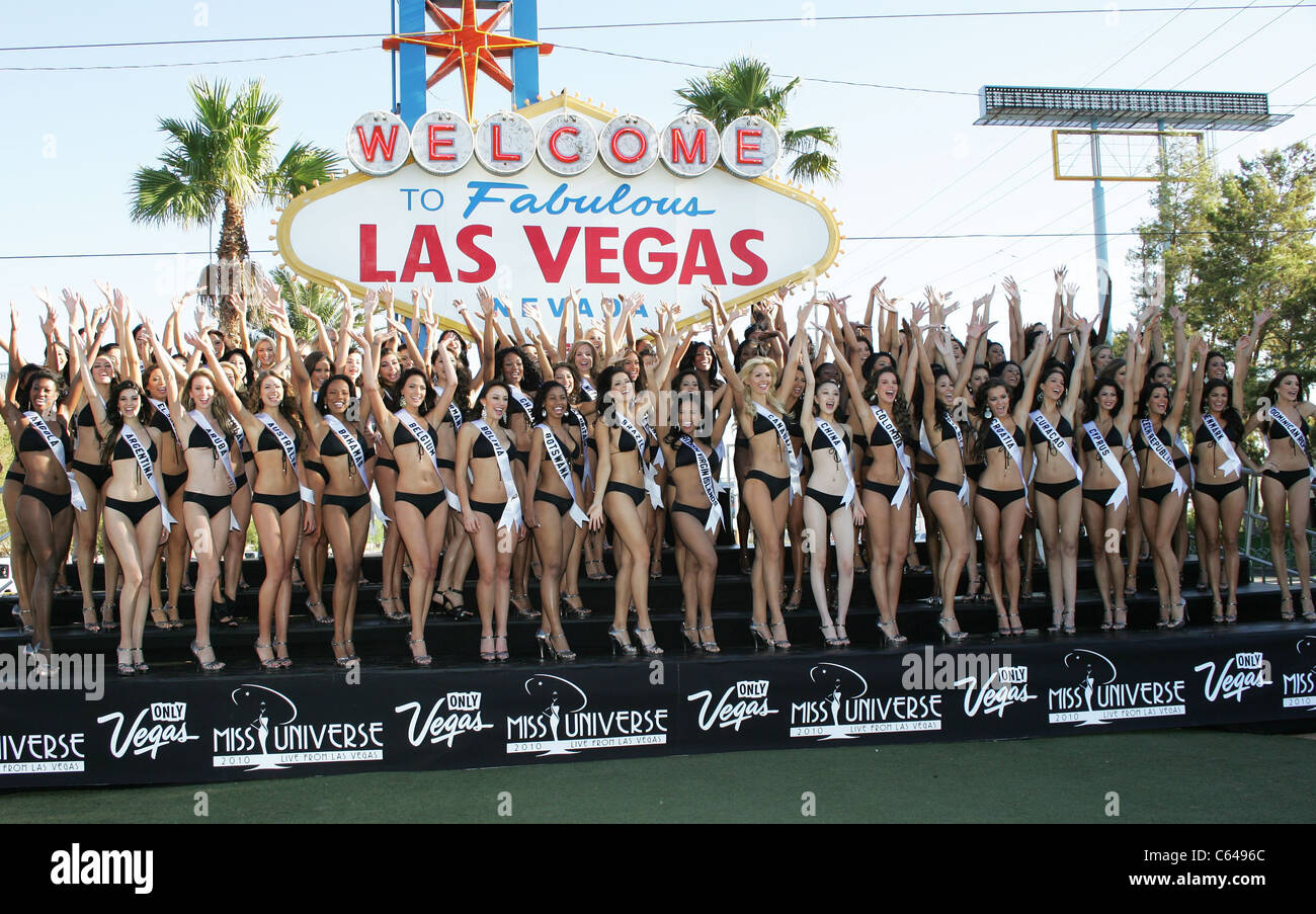 Miss Universe Teilnehmer bei einem öffentlichen Auftritt für Miss Universe Teilnehmer willkommen bei Las Vegas Sign Fotoshooting, Las Vegas Stockfoto