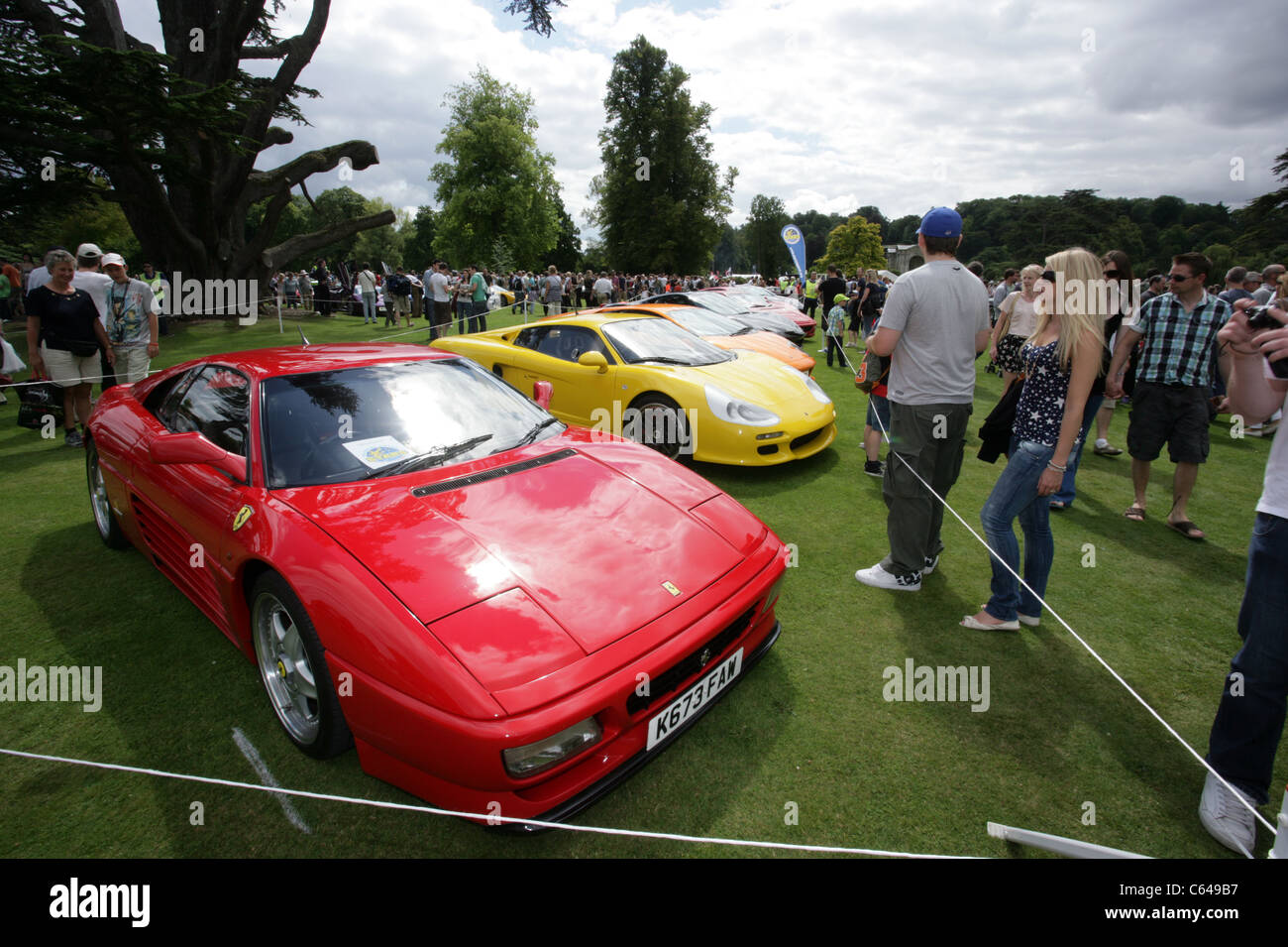 Einen roten Ferrari unter anderem Fahrzeuge bei Classic Car Show in Wilton House, Wiltshire. Stockfoto