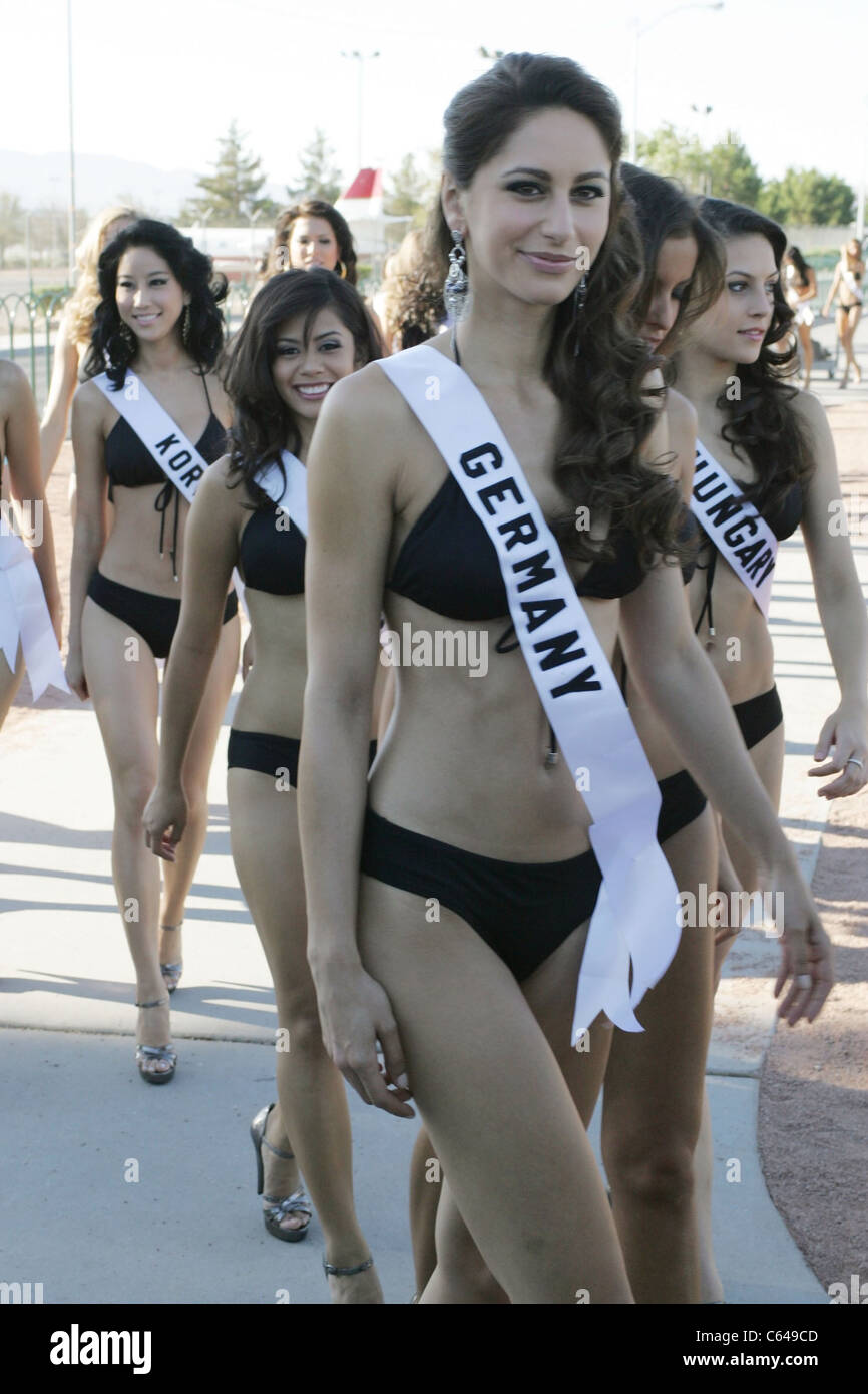 Kristiana Rohder, Miss Germany bei einem öffentlichen Auftritt für Miss Universe Teilnehmer willkommen bei Las Vegas Sign Fotoshooting, Las Vegas Boulevard South, Las Vegas, NV 11. August 2010. Foto von: James Atoa/Everett Collection Stockfoto