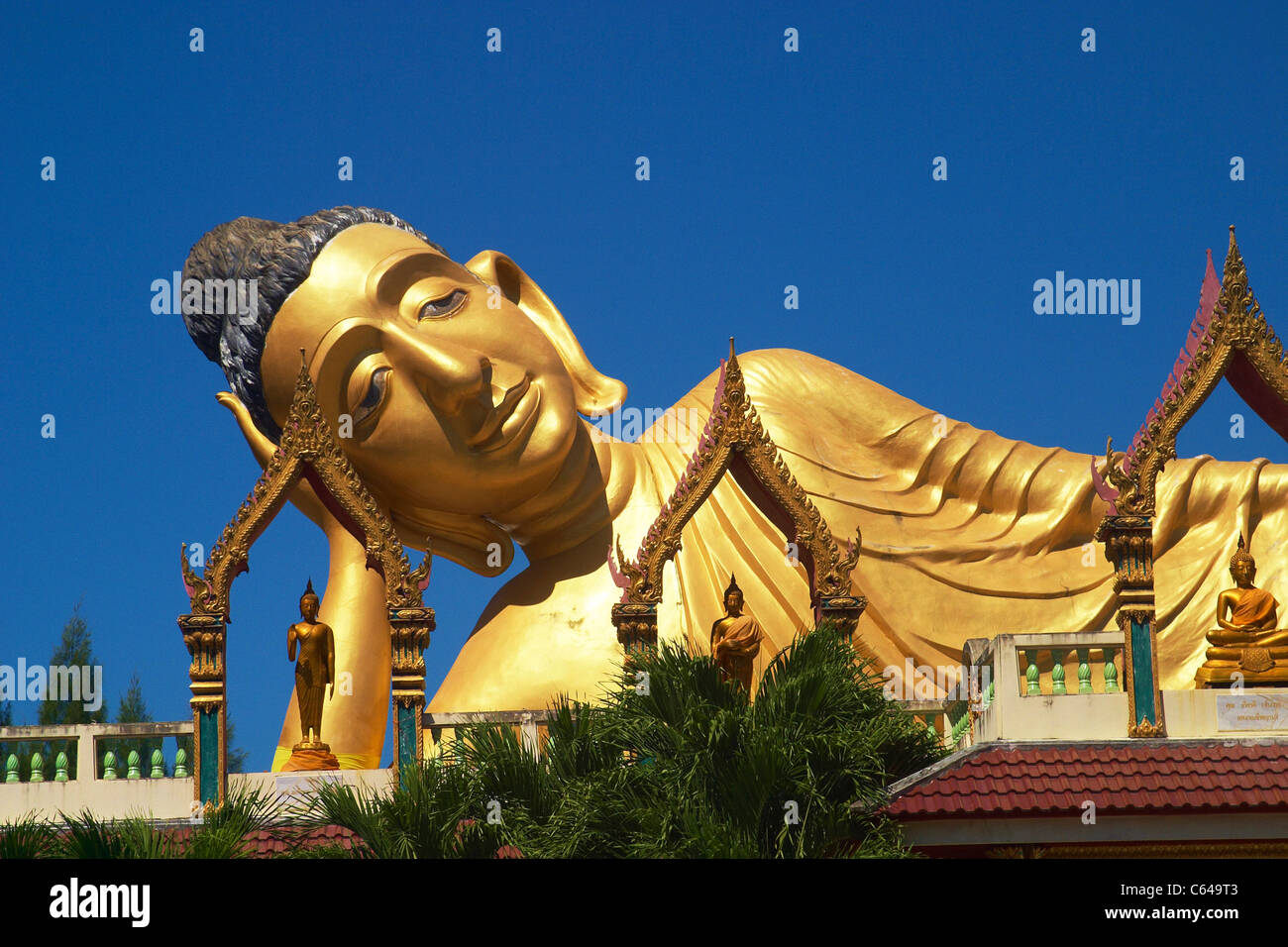 Groß Gold reclining Buddha am Wat Sri Sunthon, ein buddhistischer Tempel auf der Insel Phuket Stockfoto
