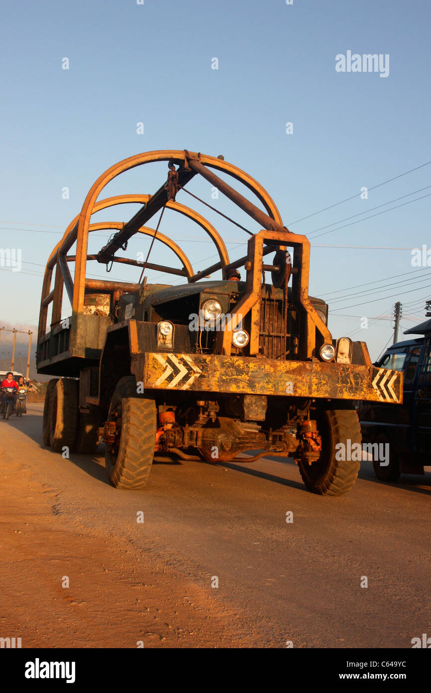 Blick auf den Sonnenuntergang der Veteran US Army 6 x 4 LKW verlassen während der Laos geheimer Krieg in den 1970er Jahren, die jetzt von laotischen Holzfirma verwendet Stockfoto