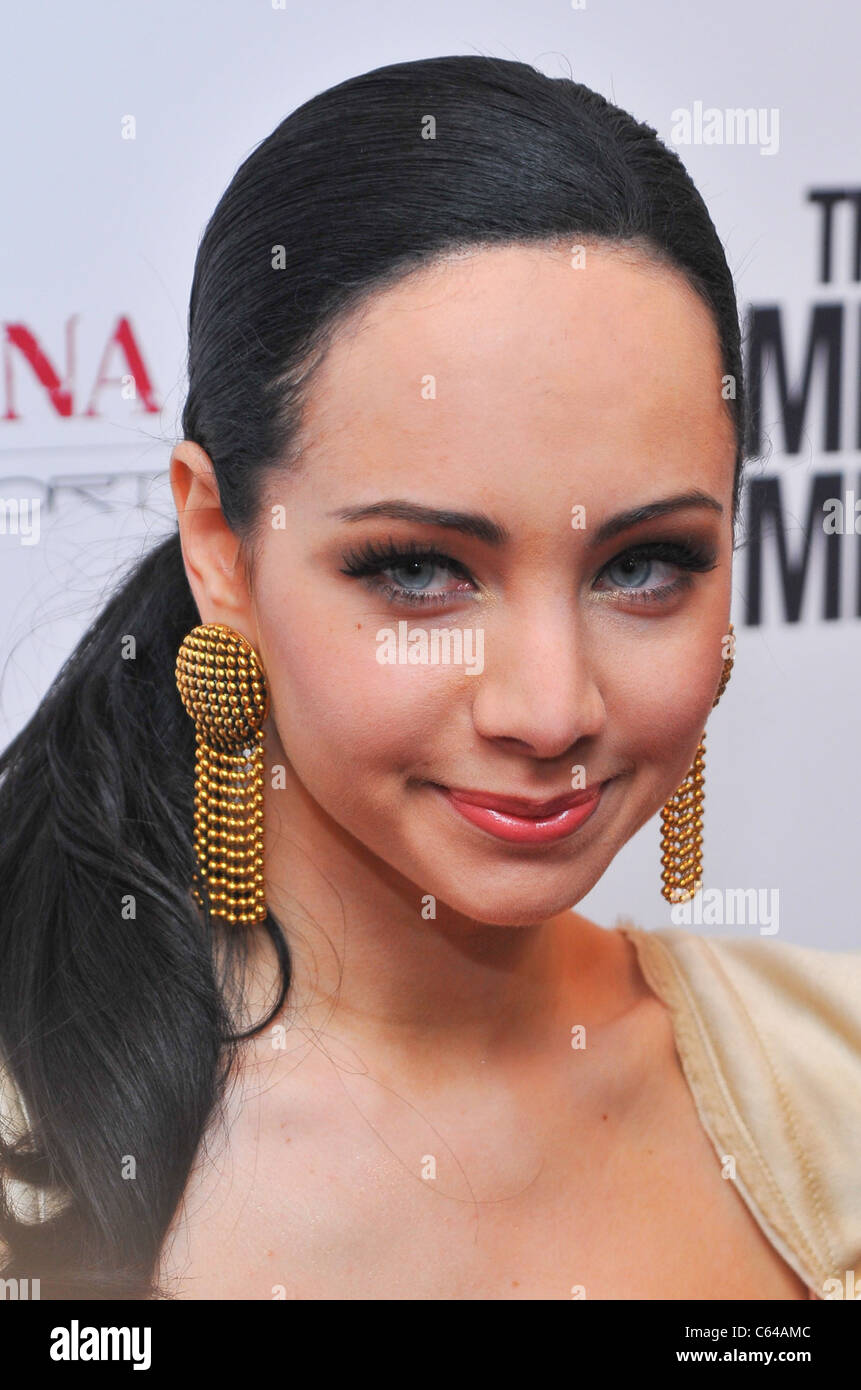 Ksenia Solo im Ankunftsbereich für THE COMPANY MEN Premiere, The Paris Theatre, New York, NY 8. Dezember 2010. Foto von: Gregorio T. Binuya/Everett Collection Stockfoto