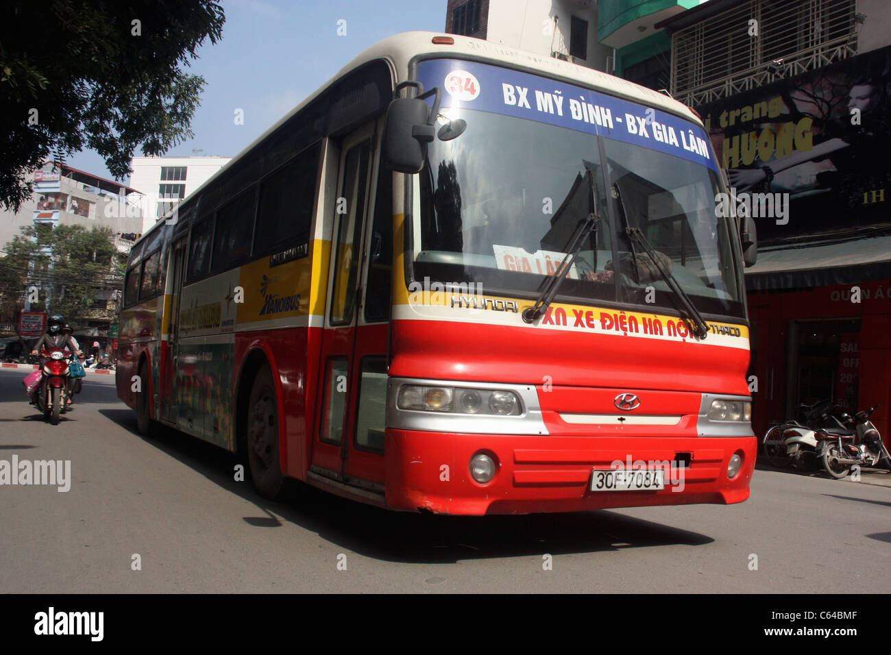 Überfüllten Bus Personennahverkehr in Hanoi Vietnam Stockfoto