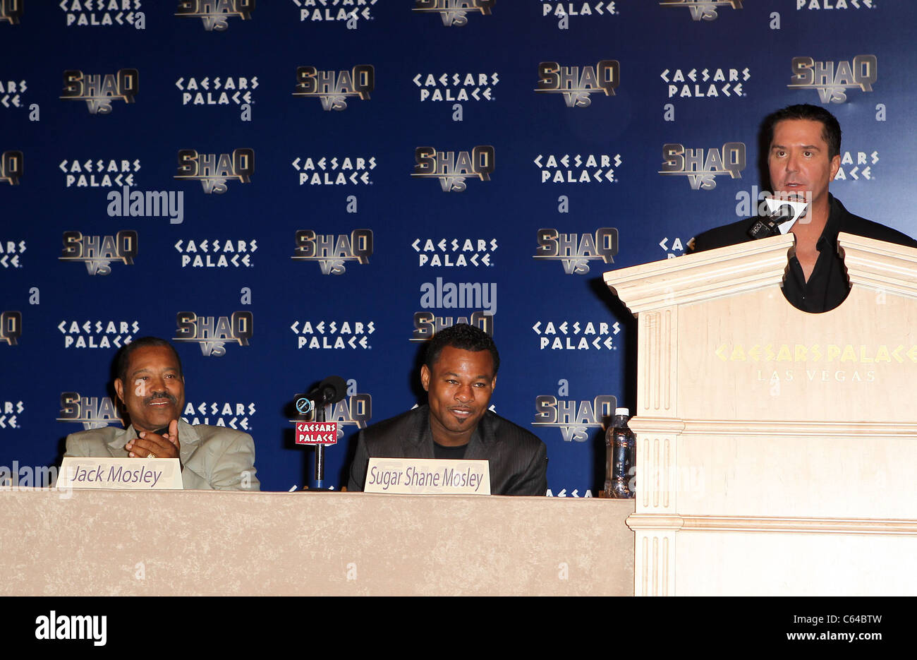 Sugar Shane Mosley, Jack Mosley, Mike Goldberg in Anwesenheit für Pressekonferenz im Caesars Palace für ABC SHAQ VS., Caesars Palace Hotel und Casino, Las Vegas, NV 8. Juli 2010. Foto von: MORA/Everett Collection Stockfoto