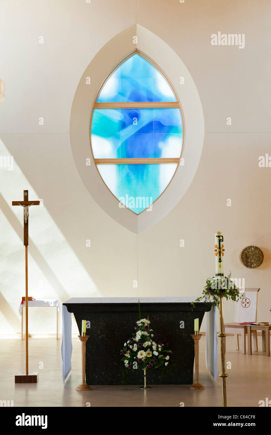 Altar und Buntglas-Fenster in der modernen Kirche Stockfoto