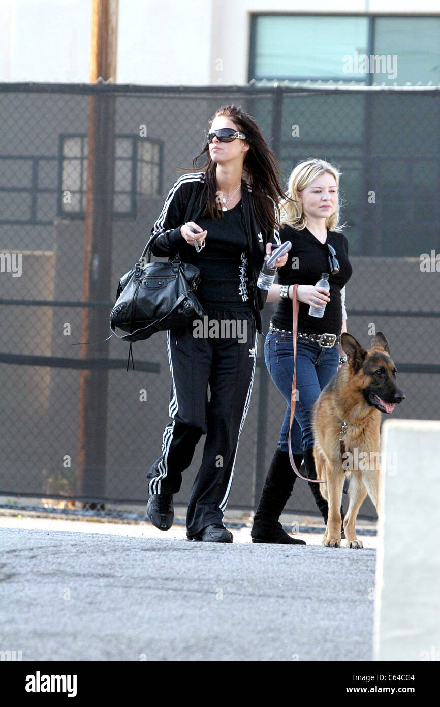 Nicky Hilton (mit einer Balenciaga Tasche) einen Hund spazieren gehen,  während Sie einkaufen mit einem Freund in der Nähe von Maxfield Boutique in  West Hollywood, Los Angeles, CA, Freitag, 22. April 2005.