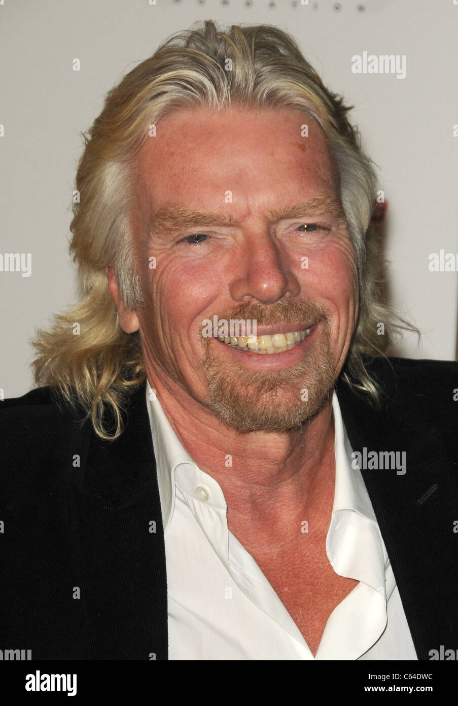 Richard Branson im Ankunftsbereich für Rock der Kasbah Gala Benefit Virgin Unite and Eve Branson Foundation, Dorothy Chandler Pavilion, Los Angeles, CA 11. November 2010. Foto von: Dee Cercone/Everett Collection Stockfoto