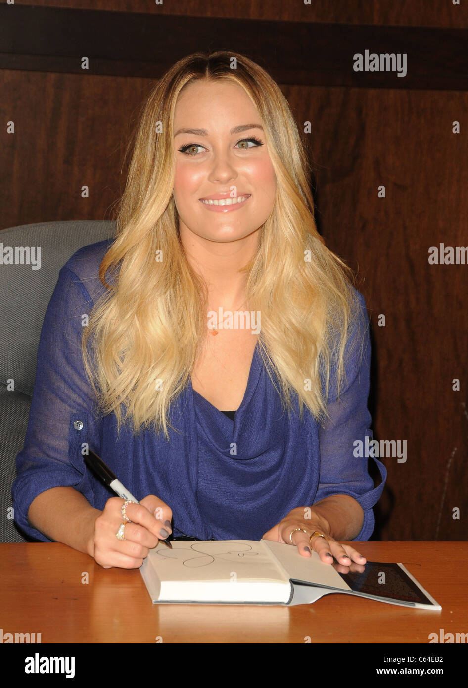 Lauren Conrad bei Instore-Auftritt für Zucker und Gewürz-Signierstunde von Lauren Conrad, Barnes &amp; Noble-Buchladen im The Grove, Los Angeles, CA 8. Oktober 2010. Foto von: Dee Cercone/Everett Collection Stockfoto