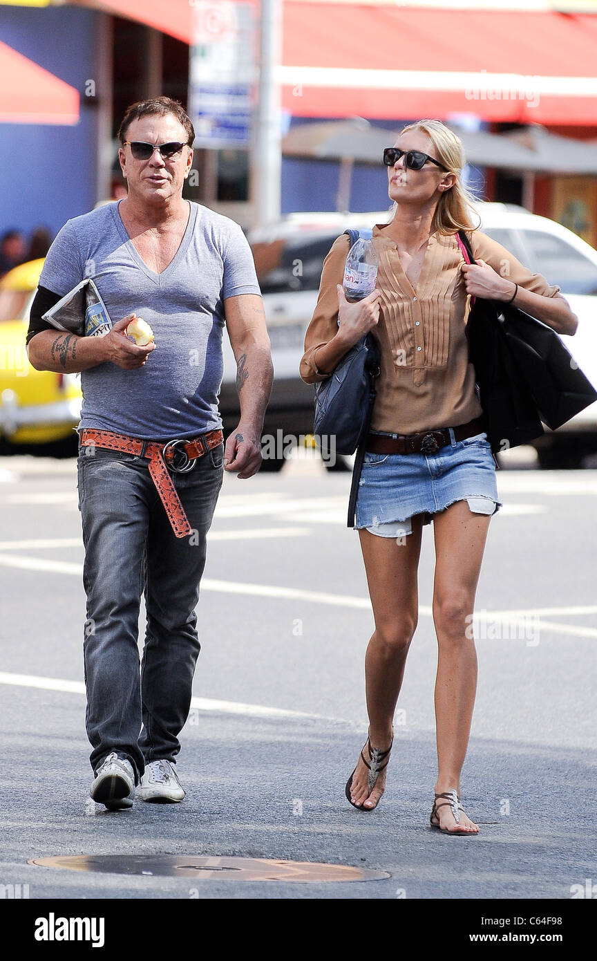 Mickey Rourke, Anastassija Makarenko, Spaziergang im West Village unterwegs für Promi-Schnappschüsse - Freitag, New York, NY 2. Juli 2010. Foto von: Ray Tamarra/Everett Collection Stockfoto