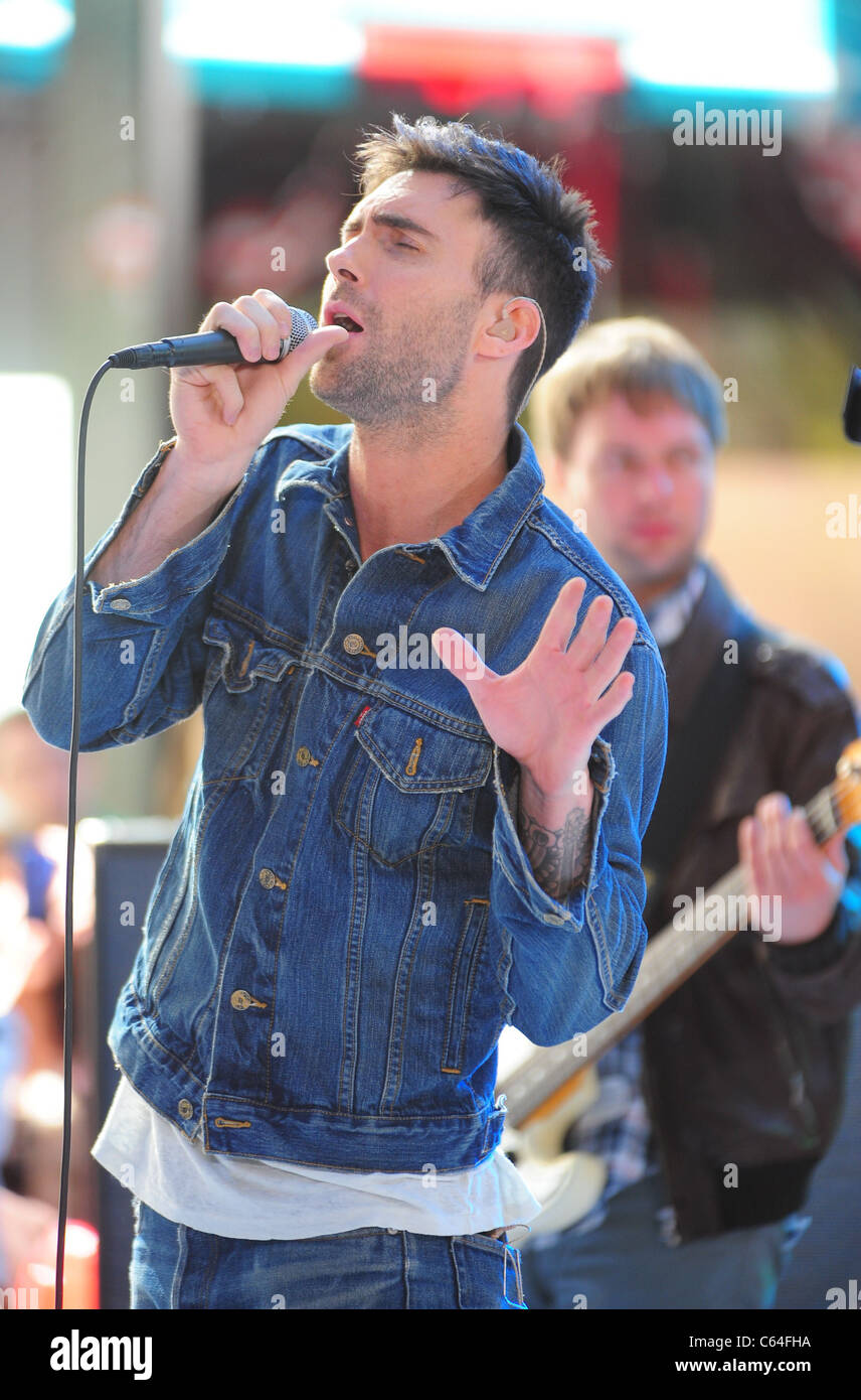 Adam Levine für NBC heute zeigen Konzert mit Maroon 5, Rockefeller Plaza, New York, NY 2. Juli 2010 auf der Bühne. Foto von: Gregorio Stockfoto