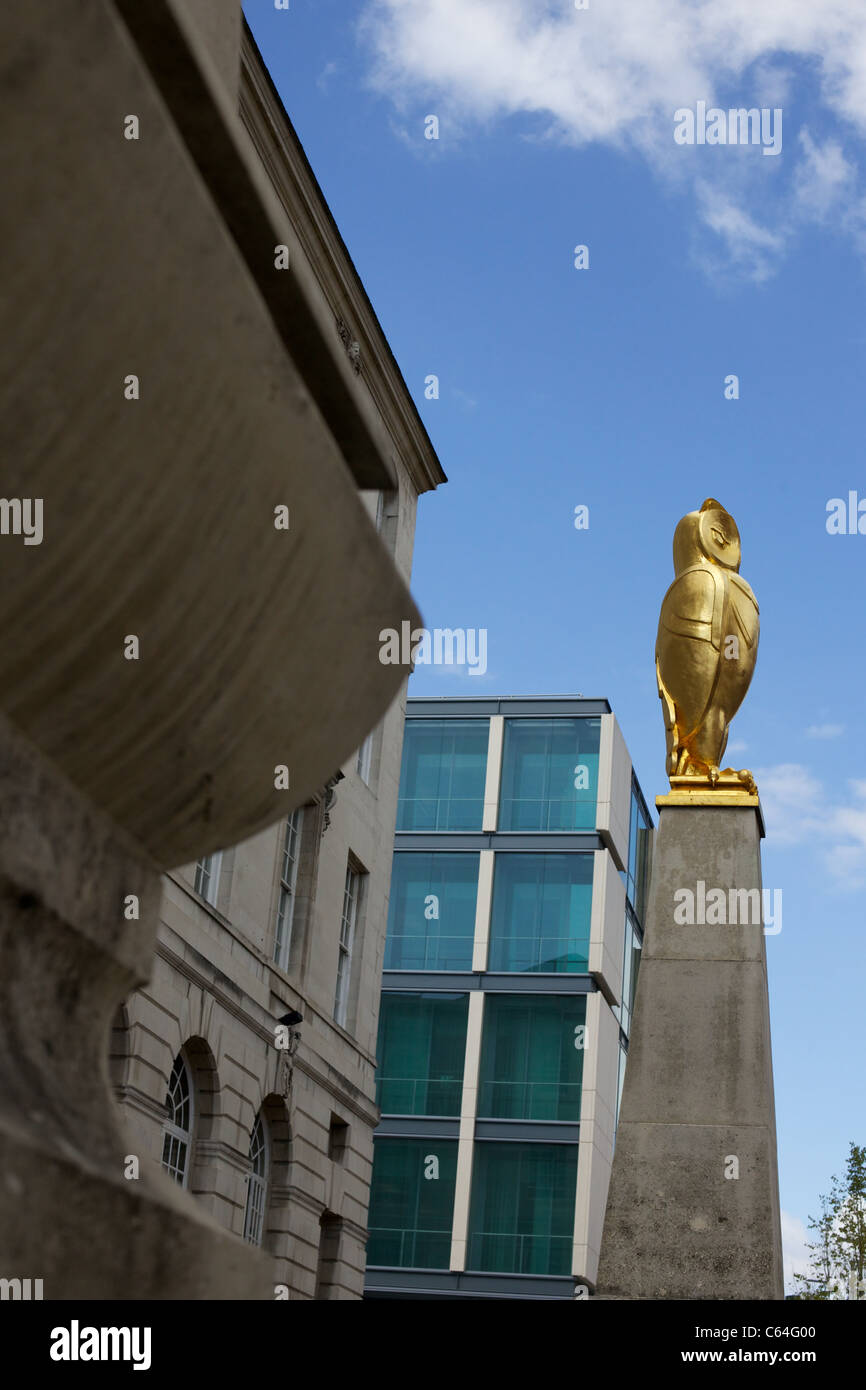 Eine der gold Eulen, entworfen von John Thorp 2000, Bewachung, Leeds Civic Hall, Millennium Square, Leeds, West Yorkshire Stockfoto
