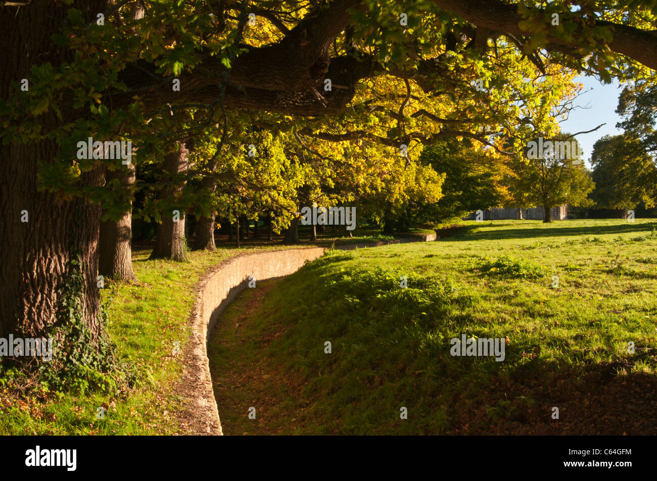 Die ha-ha Rousham House schlängelt sich zwischen gepflegten Parklandschaft und eine Reihe von Reifen Eichen und buchen, Oxfordshire, England Stockfoto