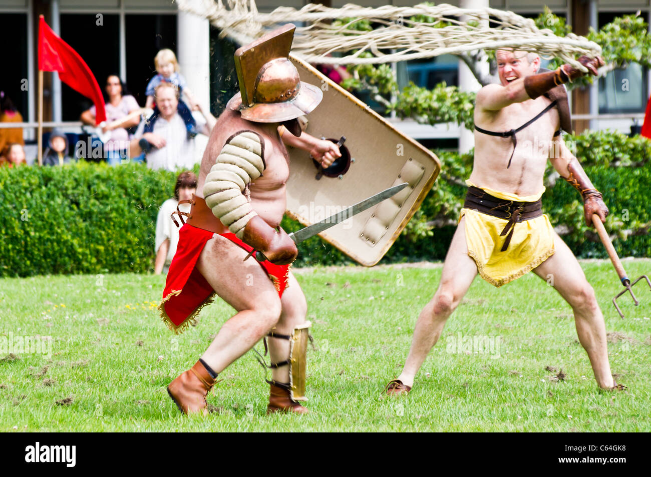 Römische Gladiatoren kämpfen in einer Re-Inszenierung im Fishbourne Roman Palace. Stockfoto