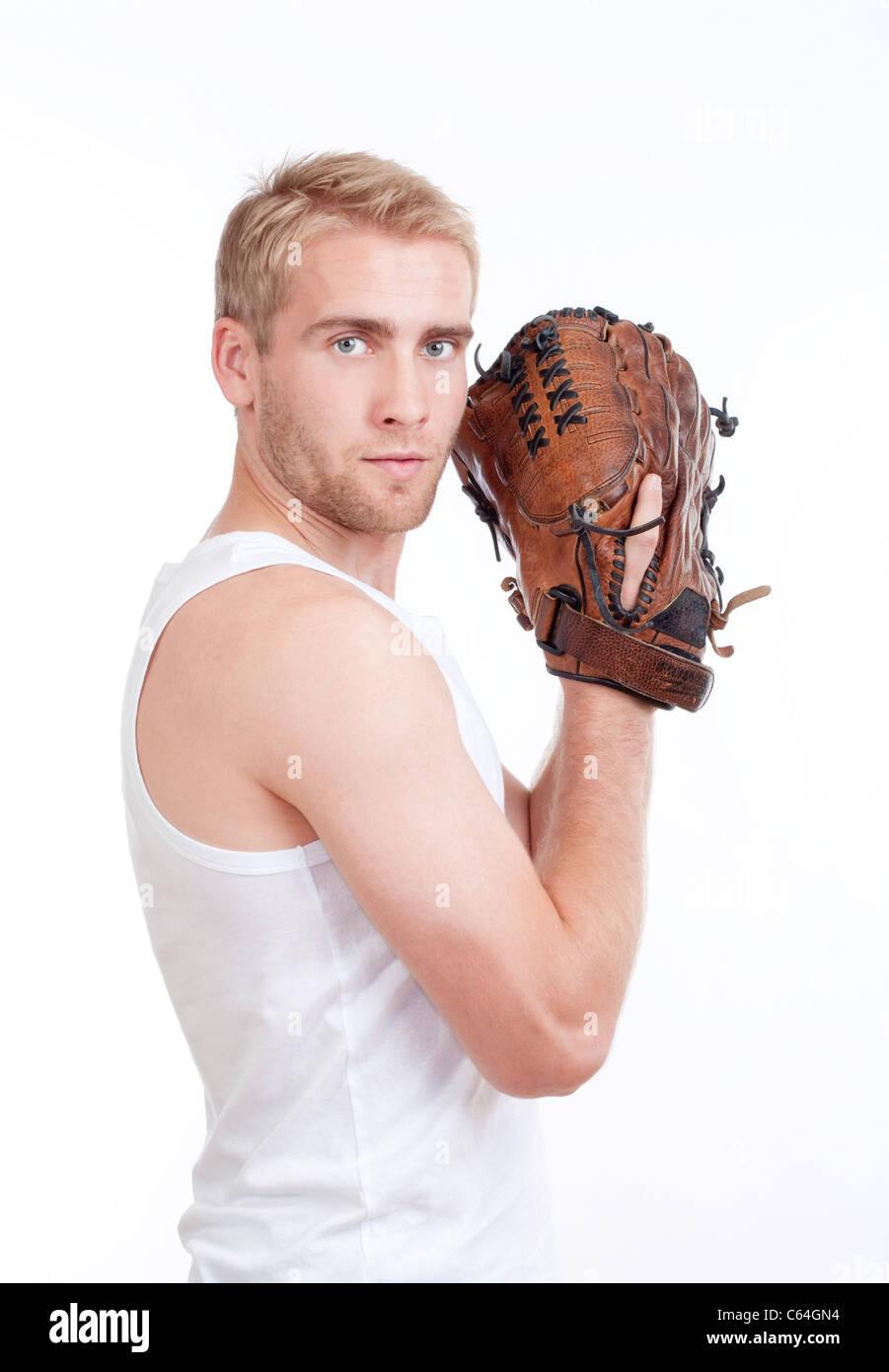 Mann im weißen Oberteil mit Baseball-Handschuh in Kamera - isoliert auf weiss Stockfoto