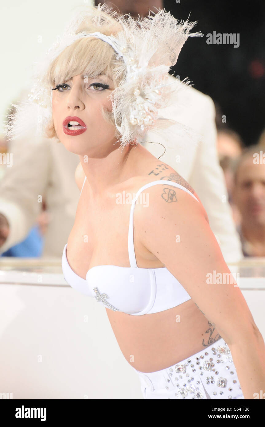 Lady Gaga auf der Bühne für NBC heute zeigen Konzert mit Lady Gaga, Rockefeller Plaza, New York, NY 9. Juli 2010. Foto von: Rob Rich/Everett Collection Stockfoto