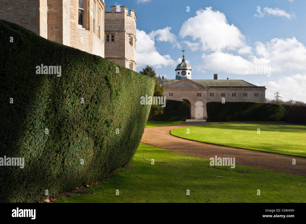 Ein Blick auf die große und kunstvoll gestalteten Stall-Block von Rousham House in Oxfordshire, England Stockfoto