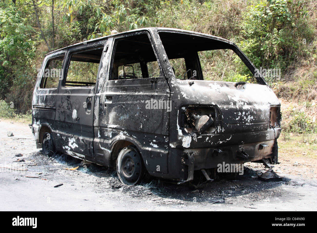 Indische taxi van in einen Hinterhalt gelockt und brannte in Terroranschlag in Manipur Zustand in der Nähe der Grenze zu Stockfoto