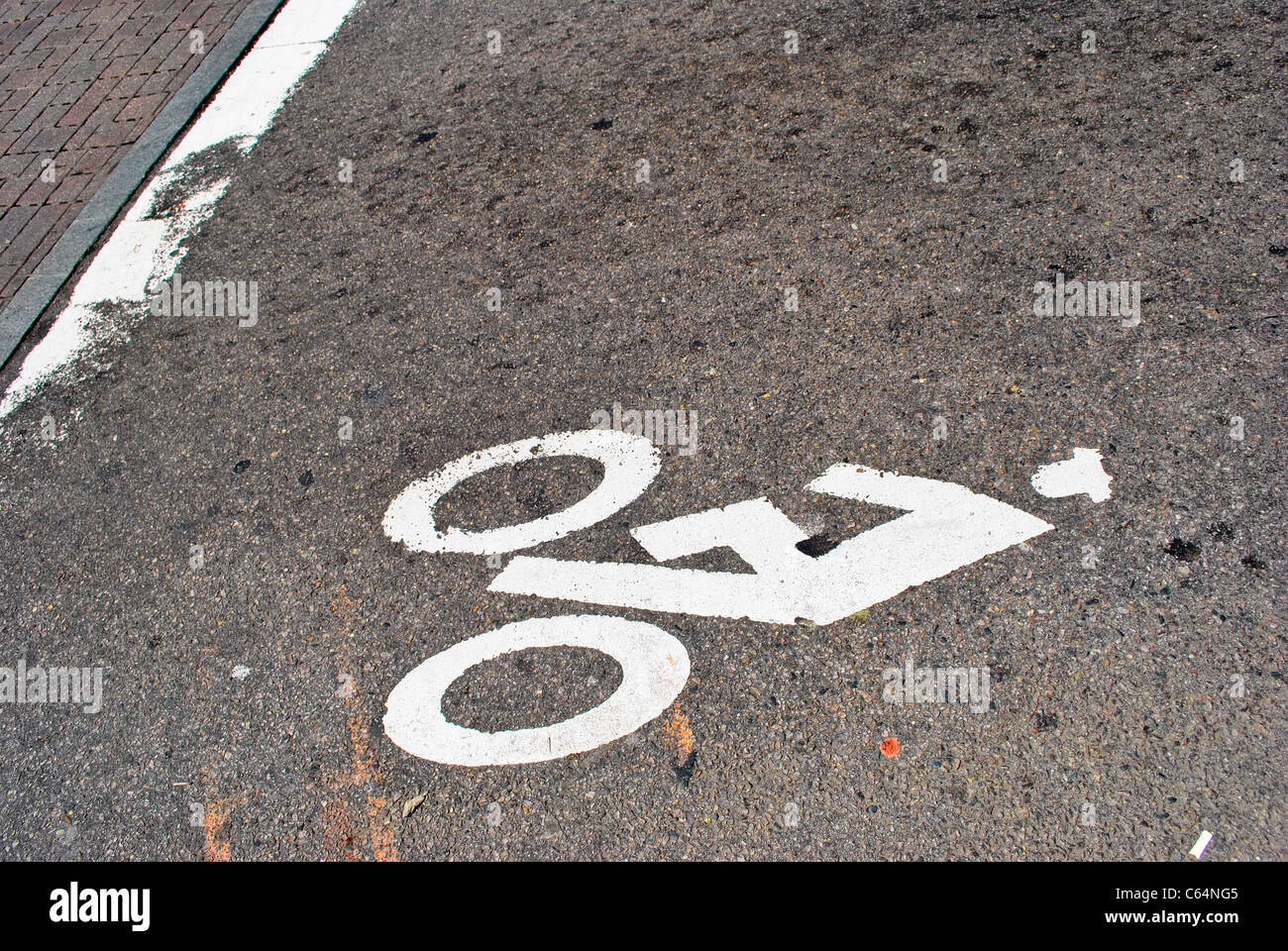 Ein Radfahrer-Schild an der Straße. Stockfoto