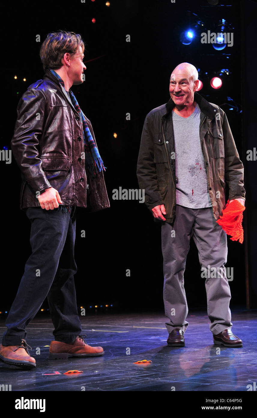 T. R. Knight, Patrick Stewart auf ein Leben IN der Theater-Premiere am Broadway, Schoenfeld Theatre, New York, NY 12. Oktober 2010. Foto von: Gregorio T. Binuya/Everett Collection Stockfoto