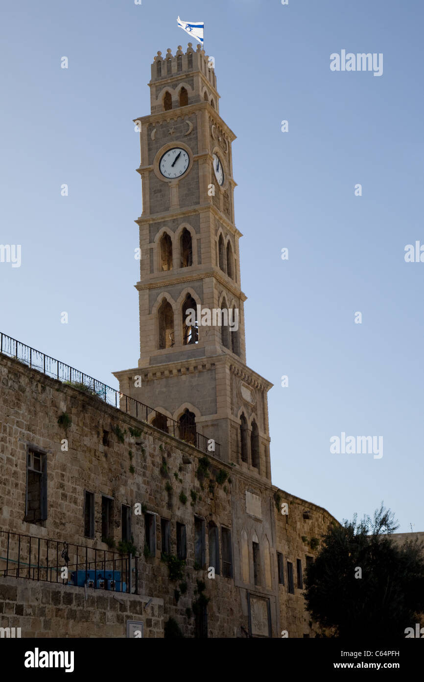 Uhrturm (1906) am Eingang zum Khan el-Umdan, diente einst das genuesische Viertel. Akko, Israel Stockfoto