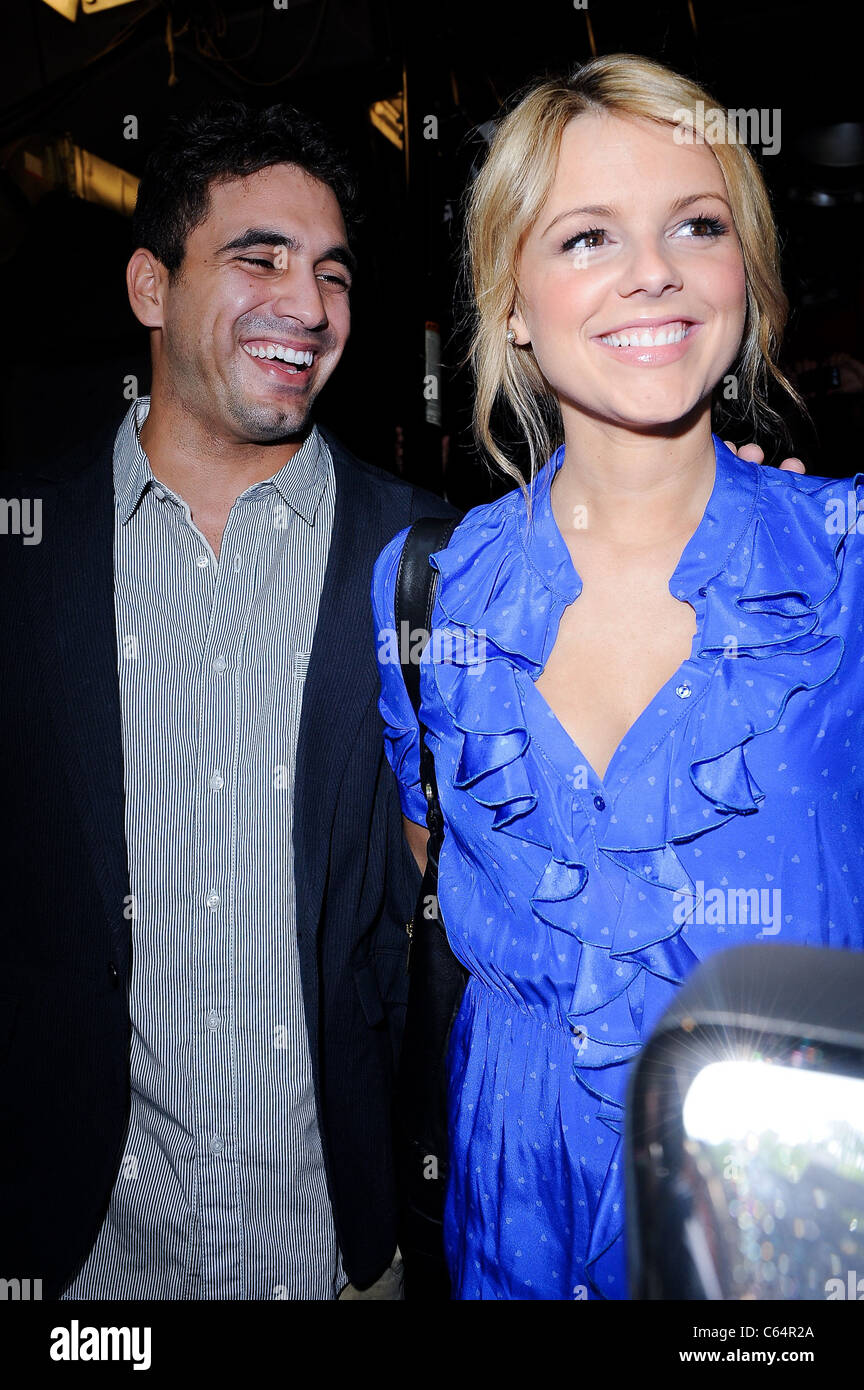 TV-Persönlichkeiten Roberto Martinez, Ali Fedotowsky, besuchen 'Leben mit Regis und Kelly"im Lincoln Center Studios ABC unterwegs für Promi-Schnappschüsse - Donnerstag, New York, NY 5. August 2010. Foto von: Ray Tamarra/Everett Collection Stockfoto