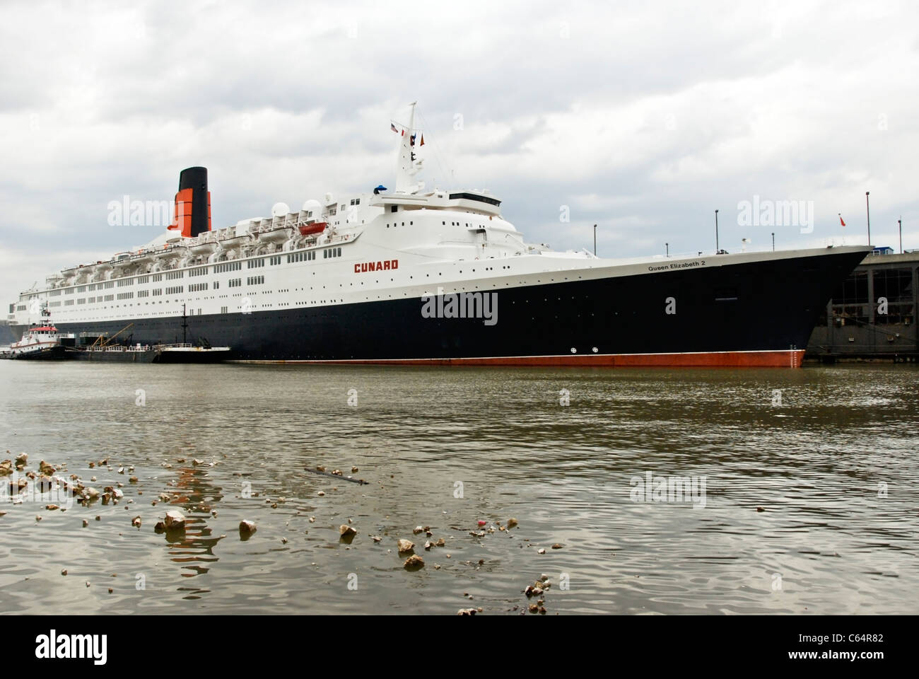 Cunard ehemaligen Flaggschiff Queen Elizabeth 2 an ihrem Liegeplatz am Hudson Wasser im Jahr 2008 auf ihre letzte Reise nach New York City Stockfoto