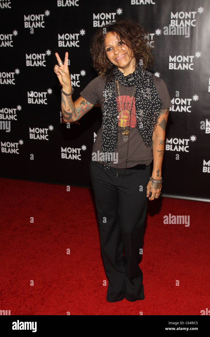 Linda Perry (LP) im Ankunftsbereich für Global Launch Of The Montblanc John Lennon Edition, Jazz at Lincoln Center, New York, NY 12. September 2010. Foto von: Rob Kim/Everett Collection Stockfoto