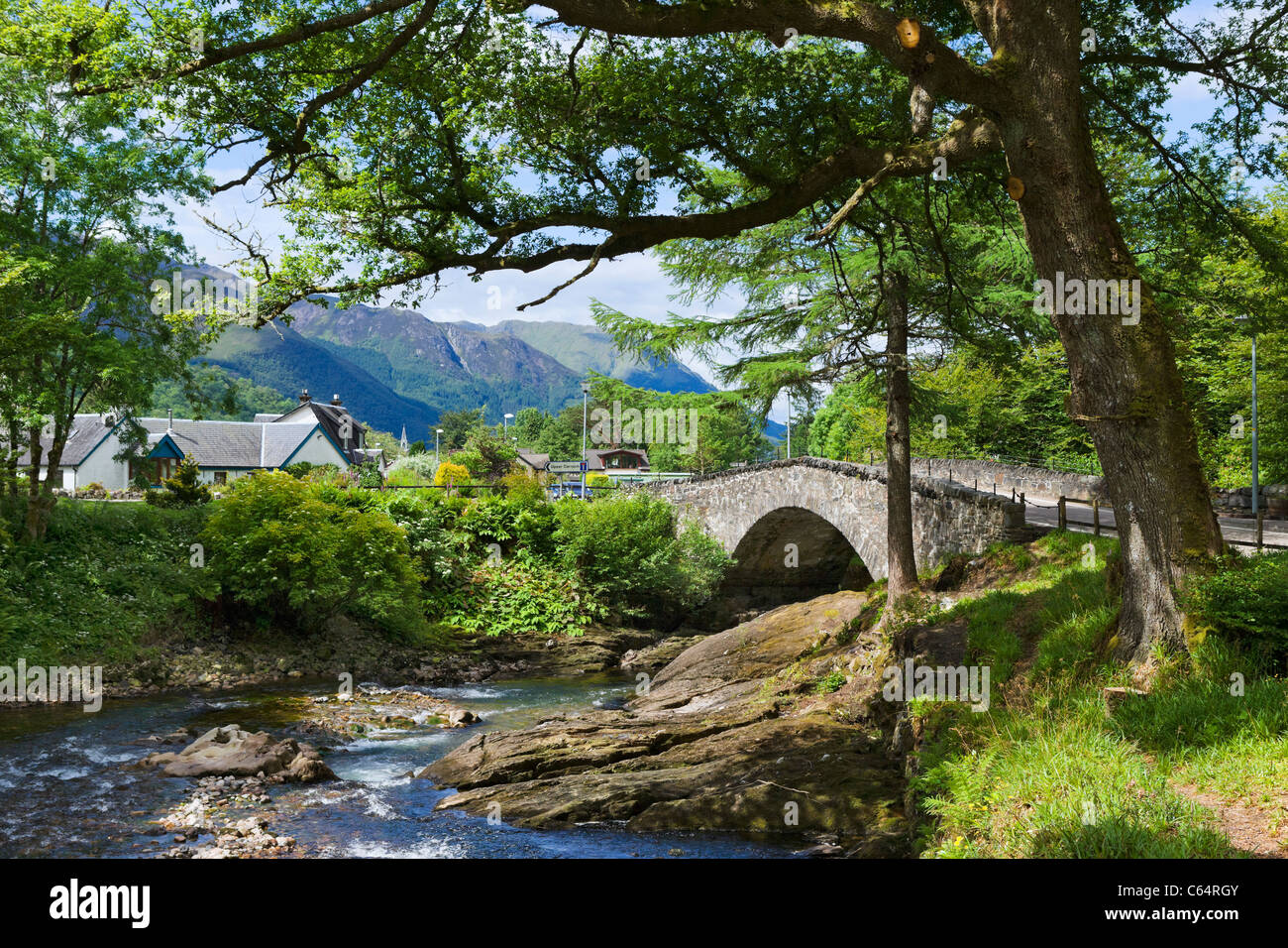 Brücke über den Fluss Coe im Dorf von Glencoe, Glen Coe, Schottisches Hochland, Schottland, Vereinigtes Königreich. Schottische Landschaft / Landschaften. Stockfoto