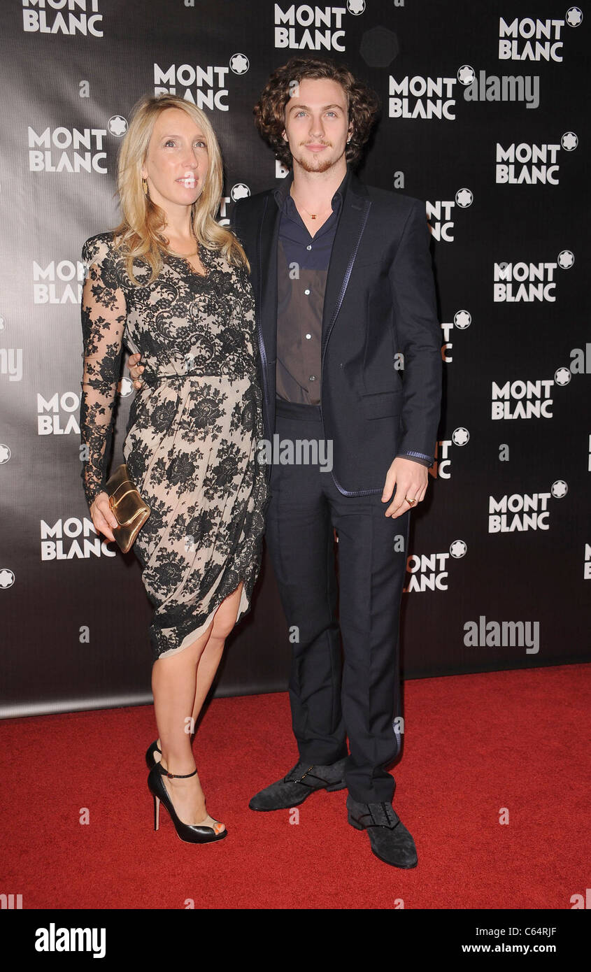 Sam Taylor Wood, Aaron Johnson im Ankunftsbereich für Global Launch Of The Montblanc John Lennon Edition, Jazz at Lincoln Center, New York, NY 12. September 2010. Foto von: Kristin Callahan/Everett Collection Stockfoto