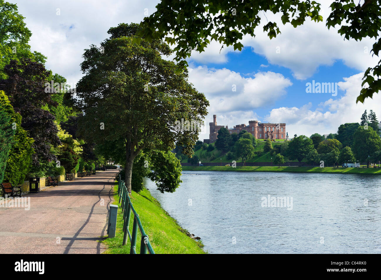 Weg an den Ufern des Flusses Ness mit der Burg in Ferne, Inverness, Highland, Schottland, Großbritannien Stockfoto