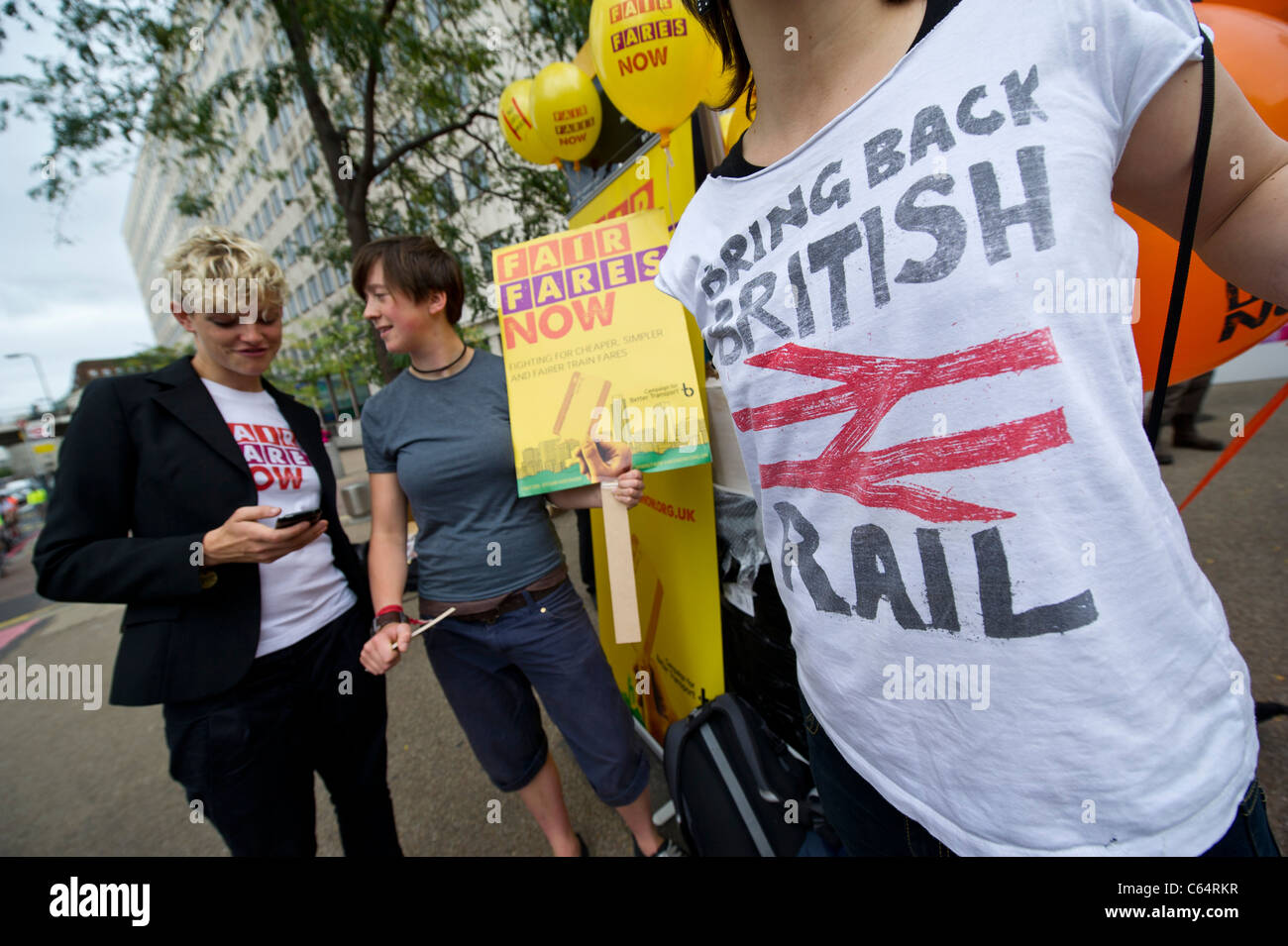 Protest gegen höhere Fahrpreise bei der Bahn und British Rail, gegenüber Bahnhof Waterloo zurückzubringen Stockfoto